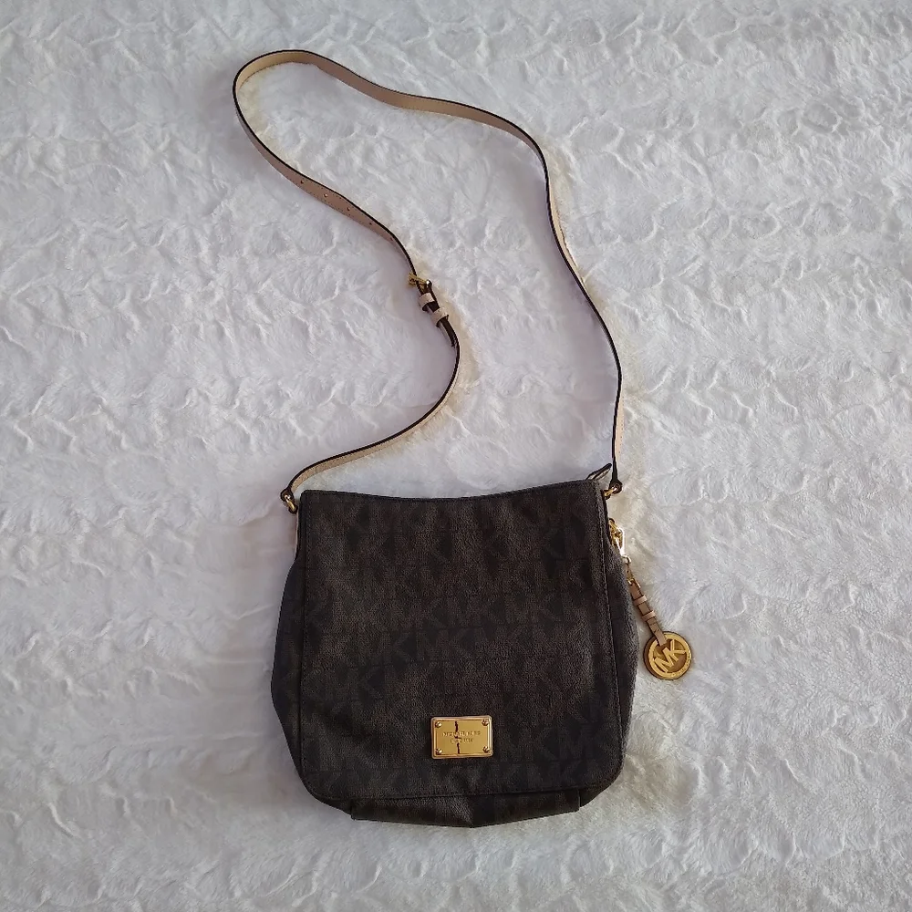 Michael Kors Messenger Crossbody - Picture 3 of 11
